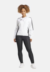 Спортивная куртка Спортивная куртка