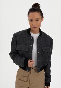 Куртка с накладнымит карманами