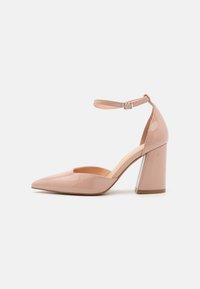 Туфли на высоком каблуке Туфли на высоком каблуке