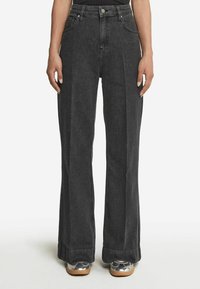 Клешеные джинсы