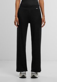 Спортивный костюм Спортивный костюм