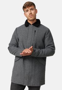 Короткое пальто