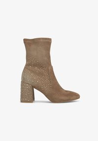 Полусапожки на высоком каблуке