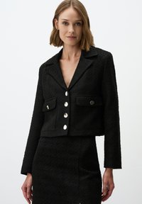 Короткий блейзер