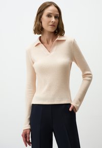 Пуловер с воротником поло