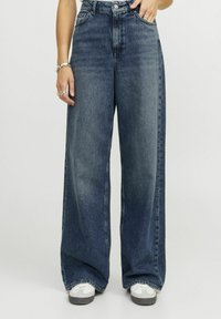 Свободные джинсы