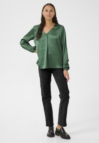 Атласная блузка