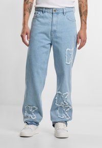 Прямые джинсы