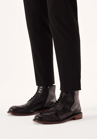 Ботинки на шнуровке Ботинки на шнуровке