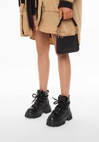 Ботинки на шнуровке