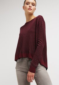 Длинный пуловер