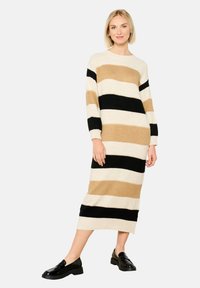 Вязаное платье