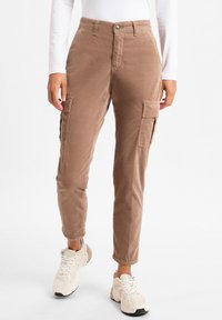 Брюки с накладными карманами