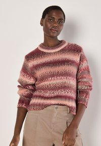 Пуловер в полоску