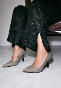 Туфли на высоком каблуке