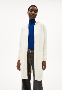 Длинный жилет