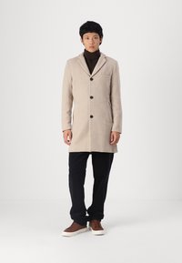 Шерстяное пальто