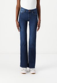 Узкие джинсы