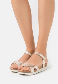 Босоножки на платформе