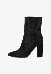 Полусапожки на высоком каблуке