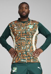 Спортивная кофта