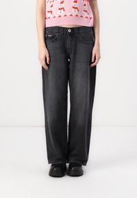 Свободные джинсы