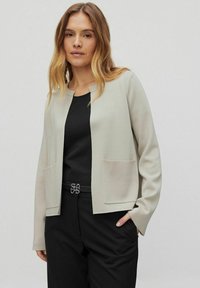 Блейзер с накладными карманами