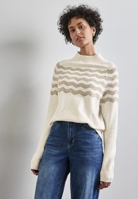 Пуловер в полоску