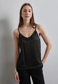 Топ на бретельках