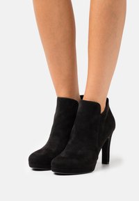 Полусапожки на высоком каблуке