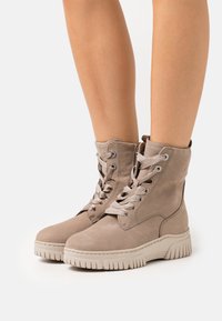 Ботинки на шнуровке