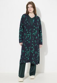 Длинный жилет