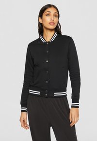 Куртка с накладнымит карманами Куртка с накладнымит карманами