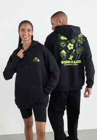 Пуловер с капюшоном Пуловер с капюшоном