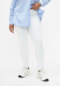 Узкие джинсы