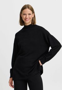 Пуловер в полоску