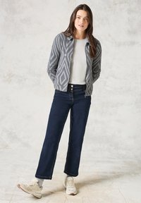 Жаккардовая вязаная кофта Жаккардовая вязаная кофта