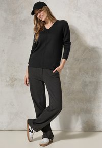 Пуловер с вырезом V Пуловер с вырезом V