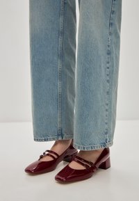 Туфли с высоким носом