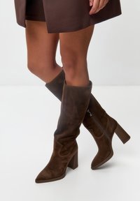 Полусапожки на высоком каблуке