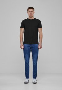 Узкие джинсы