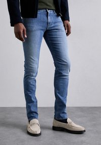 Узкие джинсы