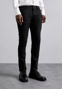 Узкие джинсы