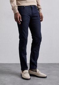 Узкие джинсы