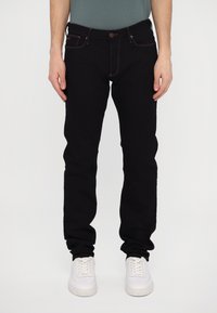 Узкие джинсы