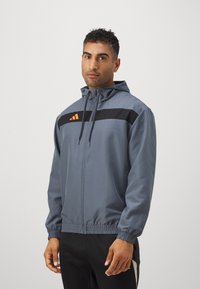 Спортивная куртка