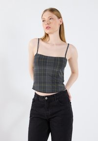 Топ на бретельках