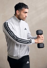 Спортивный костюм Спортивный костюм