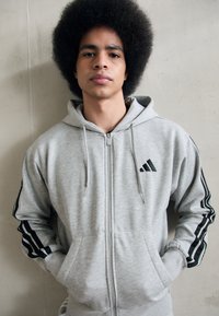 Спортивная кофта