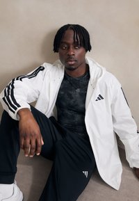 Спортивная куртка